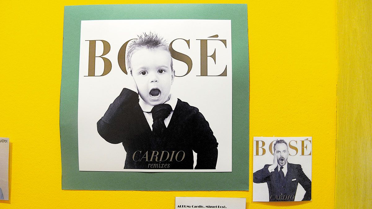 Uno de los niños del centro infantil Wiloby Land imitando a Miguel Bosé en la portada de su disco ‘Cardio’. | MAURICIO PEÑA