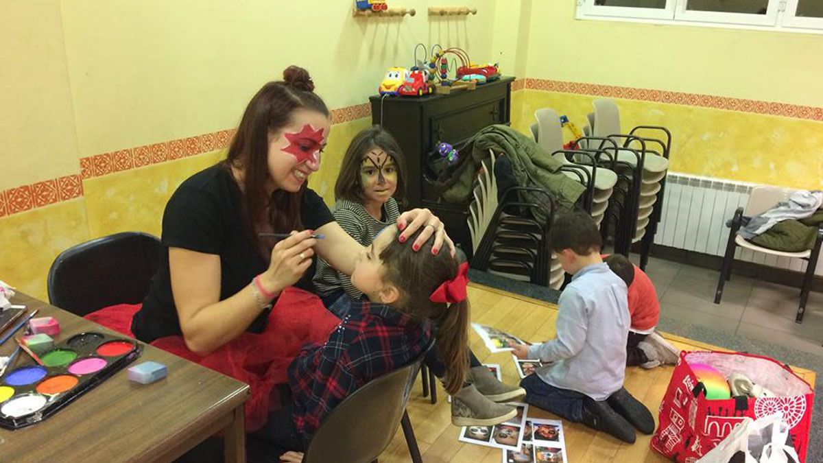 María lleva trabajando con niños desde que apenas tenía 17 años, cuando participó en su primer campamento en Guardo | L.N.C