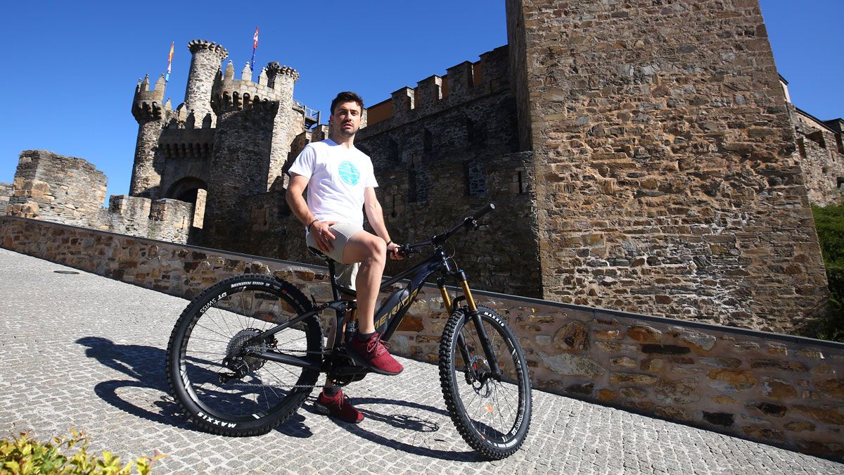 David Álvarez, fundador de Pedales Experiences, empresa que ofrece rutas en e-bikes por el Bierzo. | C.S. (ICAL)