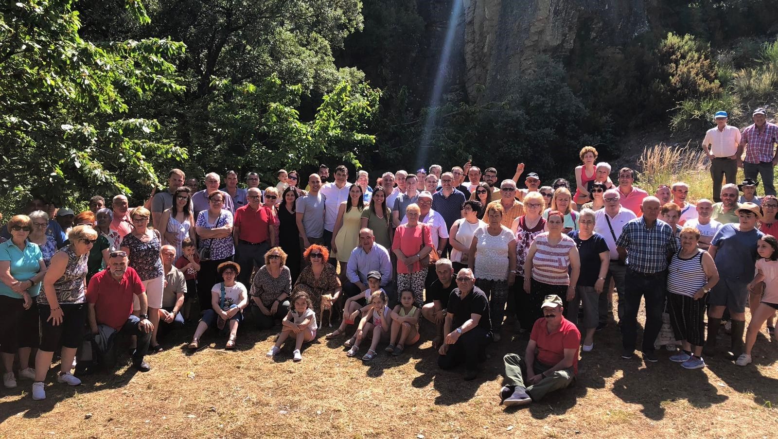 Fotografía de familia de los participantes en el 'Sábado Rojo' de Páramo del Sil. | L.N.C.