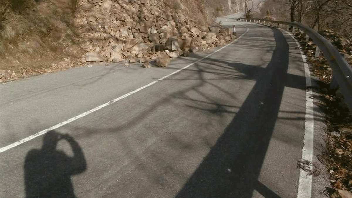 Las carreteras de la zona sufren continuos desperfectos que dificultan el tráfico y las comunicaciones. | L.N.C.