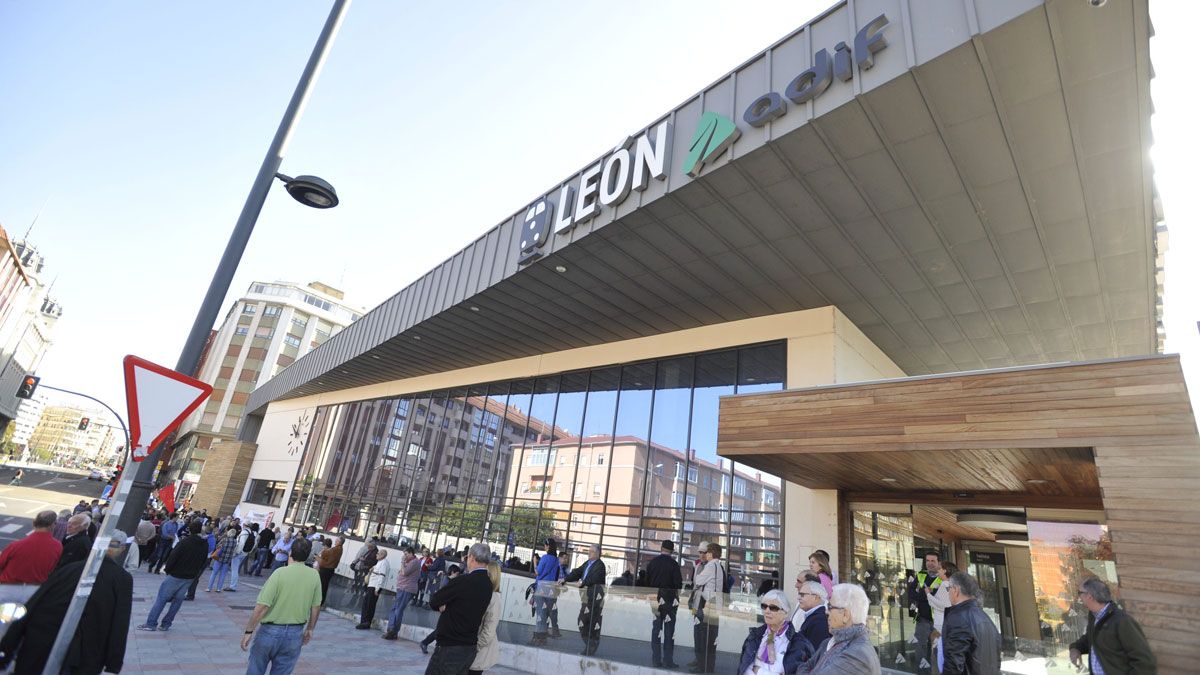 La fachada de la estación de tren de León en un imagen de archivo. | L.N.C.