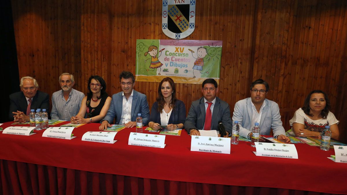 La presidenta de las Cortes de Castilla y León, Silvia Clemente, asiste a la entrega del XV Concurso Infantil de Cuentos y Dibujos, organizado por Mansurle en Valencia de Don Juan. | ICAL