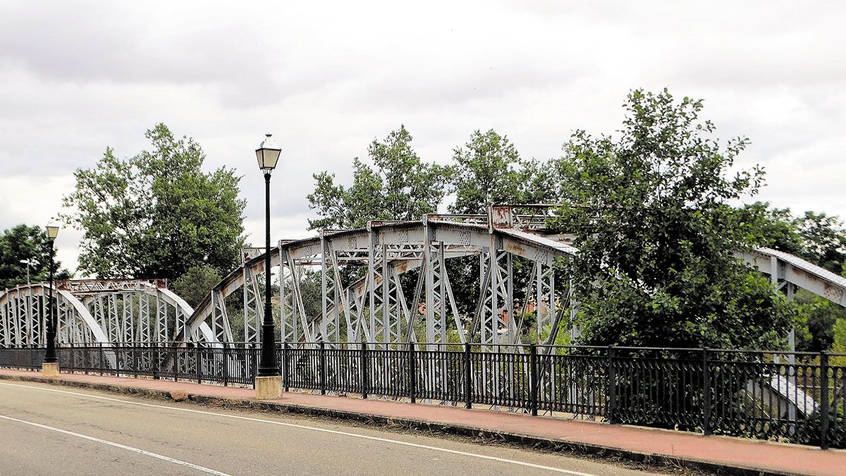 Se trata de un puente largo, de 90 metros de longitud que apoya en estribos y una pila intermedia creando dos amplios vamos adintelados. | LUIS SOLERA SELVI