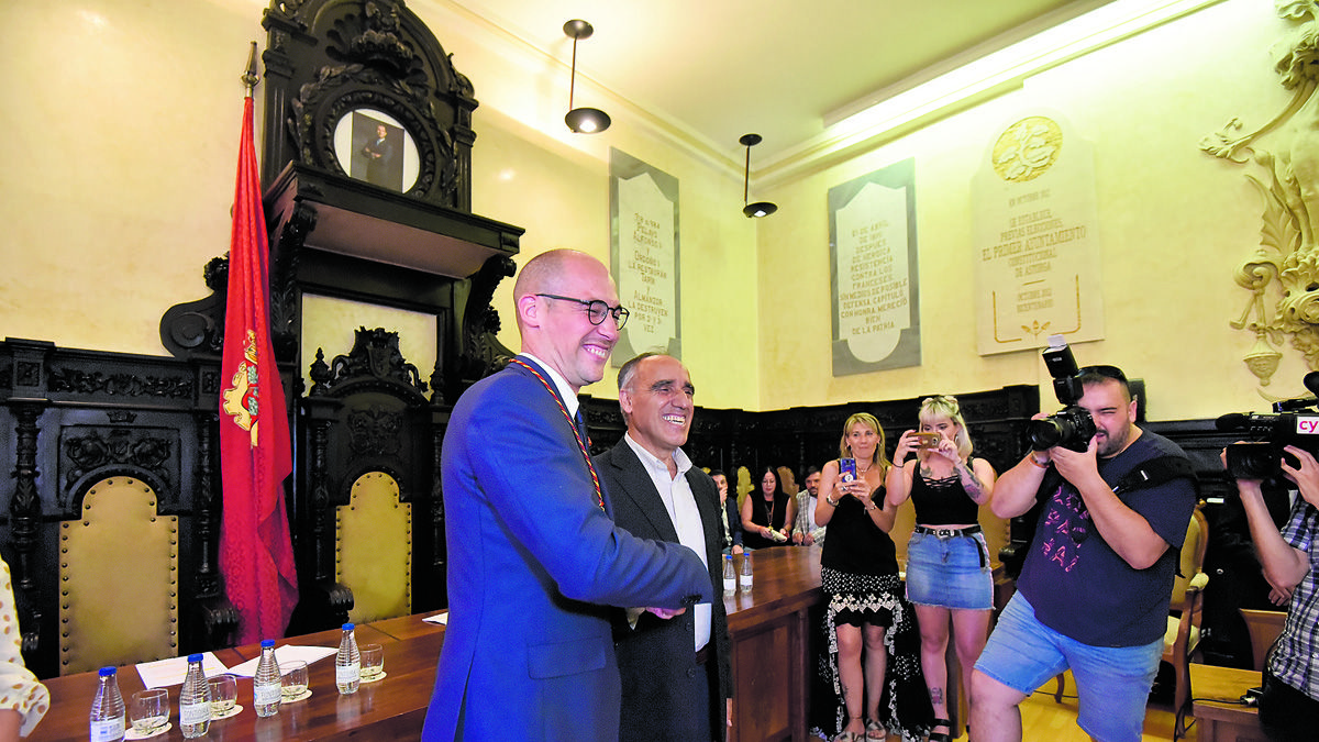 Jáñez (IU) y Perandones durante la investidura. | SAÚL ARÉN