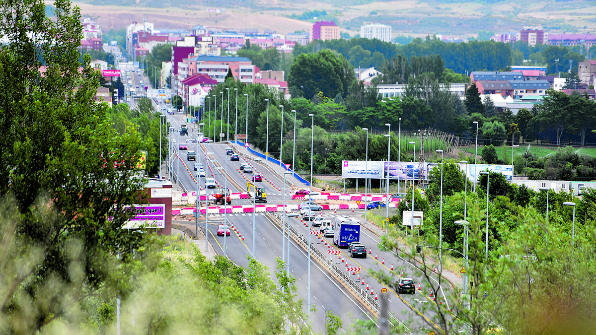 Obras para la ejecución de la rotonda que suprimirá los semáforos en el cruce de la N-120 a las afueras de León. | SAÚL ARÉN