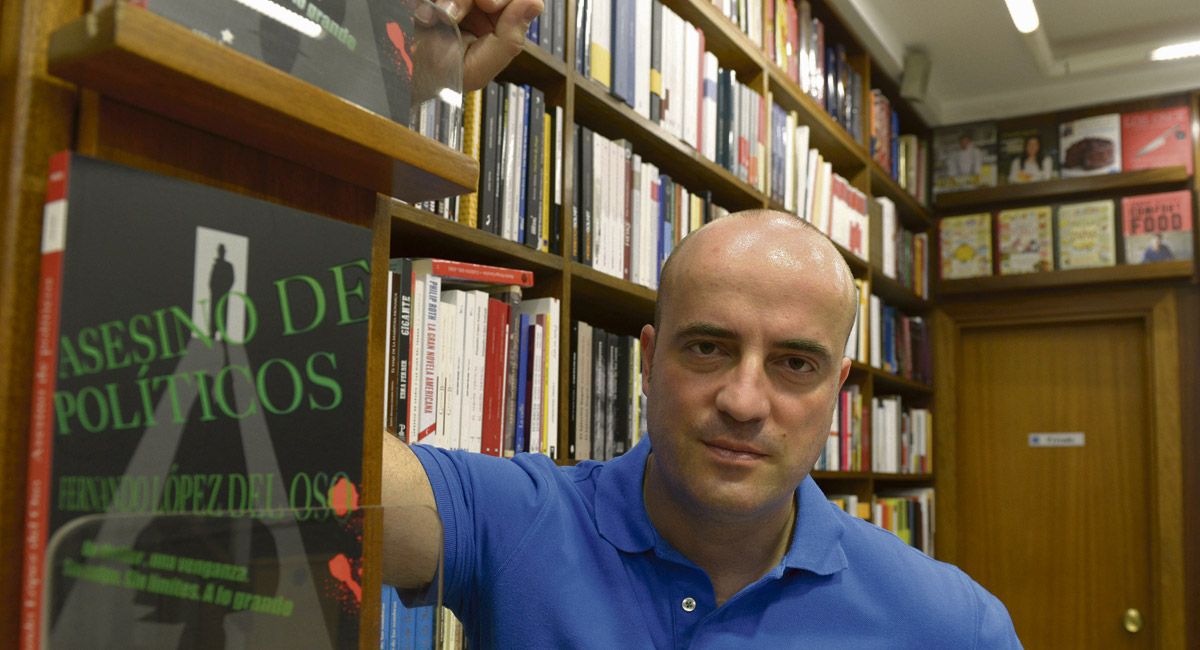 El escritor Fernando López del Oso, este jueves en la librería Pastor promocionando su última novela. | MAURICIO PEÑA