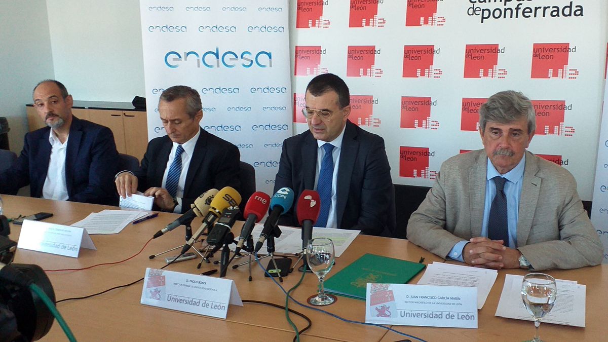 Firma del acuerdo entre Endesa y Universidad en Ponferrada.