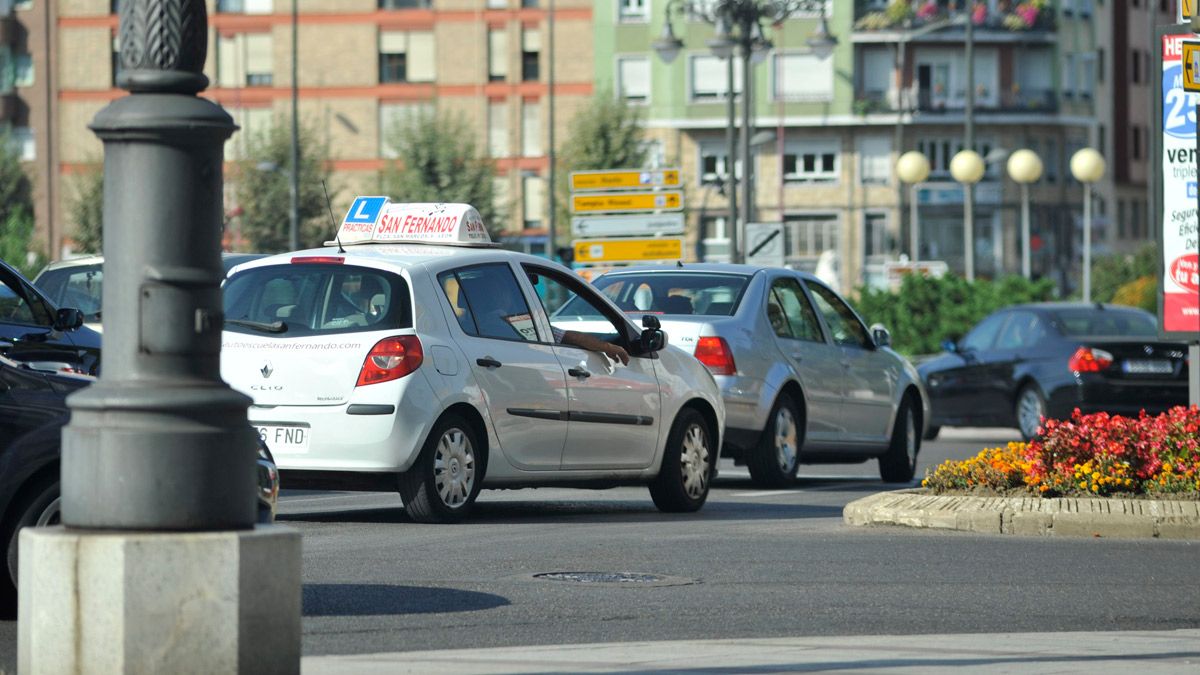 Un vehículo de autoescuela circulando por la ciudad de León. | DANIEL MARTÍN