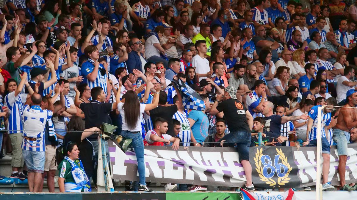 Aficionados durante un partido en El Toralín. | FRANCISCO L. POZO