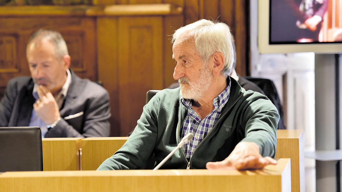 El diputado leonesista Matías Llorente en un pleno de Diputación. | SAÚL ARÉN