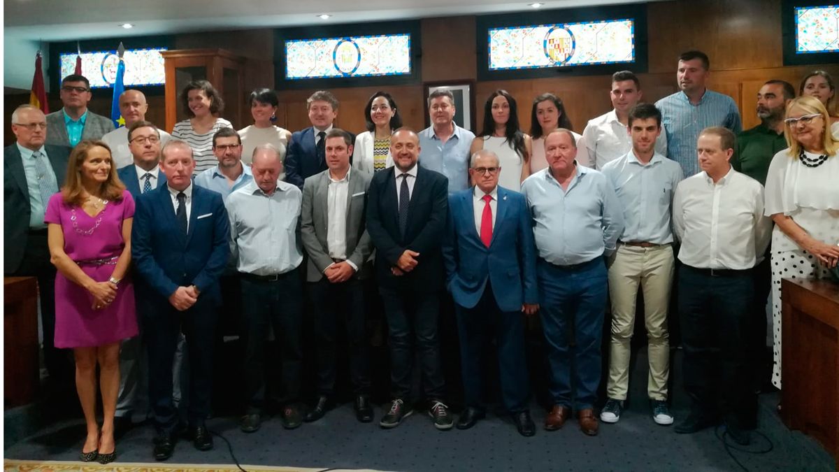 Foto de familia de los consejeros con el presidente tras jurar o prometer sus cargos. | M.I.