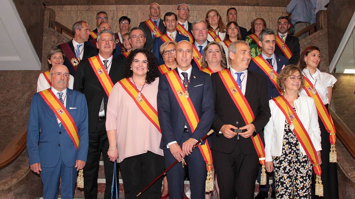 Foto de familia de la nueva corporación del Ayuntamiento de León. | ICAL