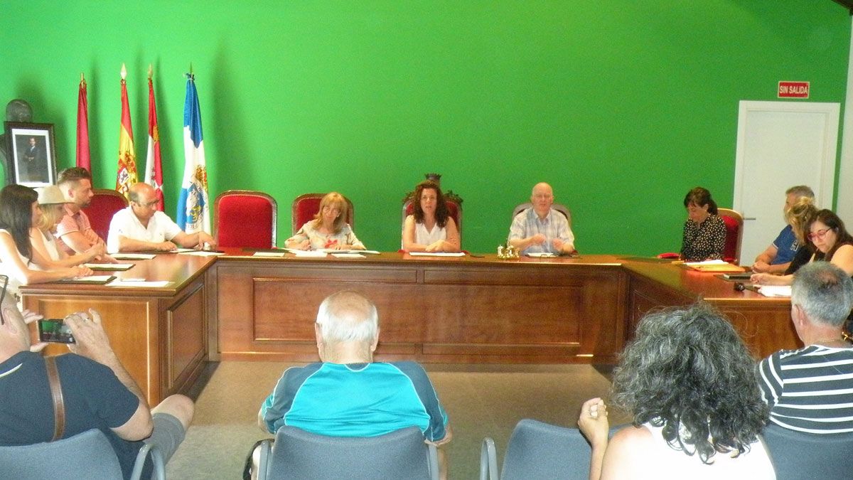 Un momento del pleno celebrado este jueves en La Pola de Gordón. | E.N.