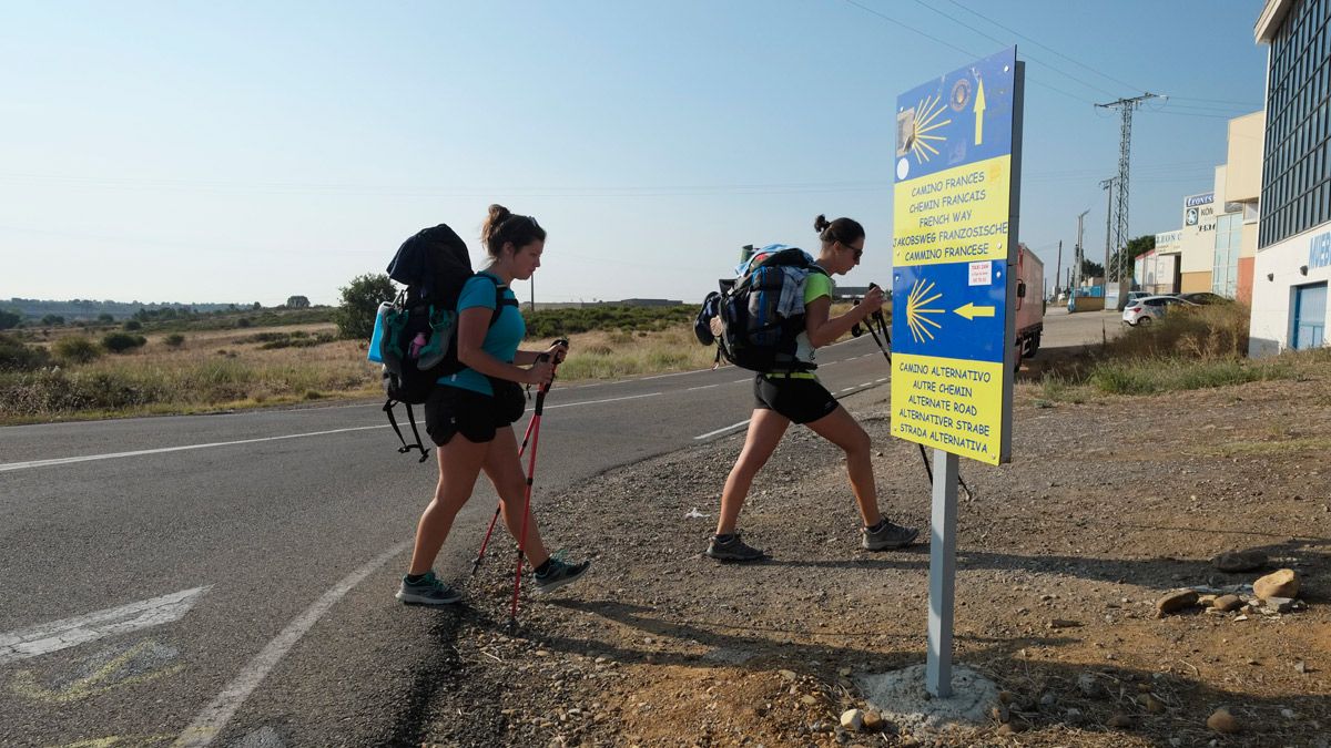 Dos peregrinas realizando un tramo del Camino Francés en dirección a Santiago de Compostela. | DANIEL MARTÍN