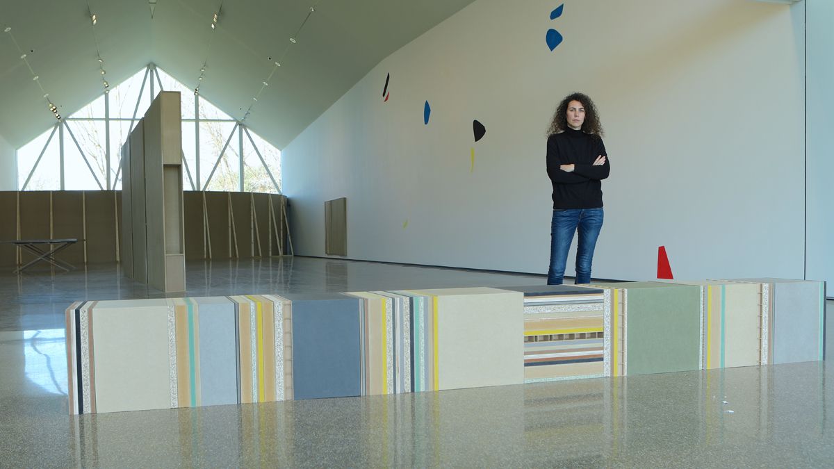 Irma Álvarez-Laviada junto a una de las obras de estructuras arquitectónicas que expone en Cerezales. | FCAYC
