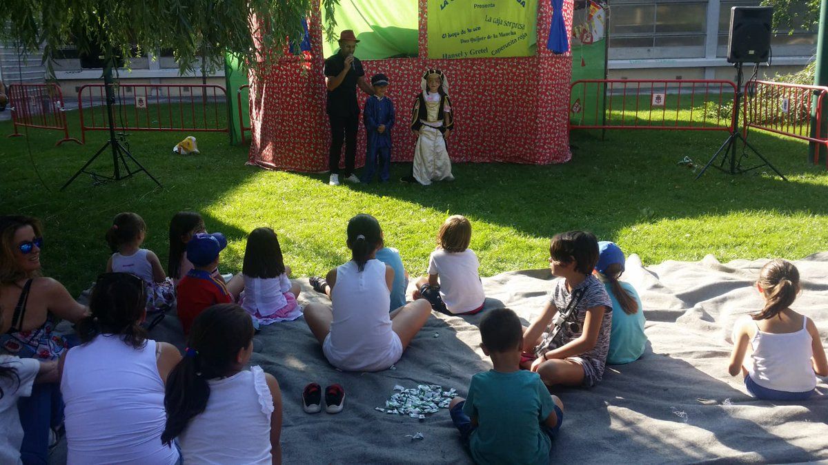 Niños disfrutando de un espectáculo de teatro. | Ayuntamiento de San Andrés