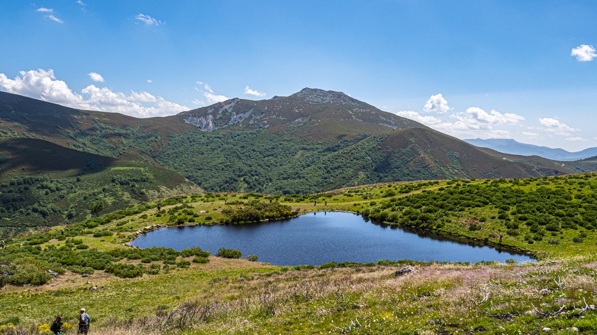 La laguna de Valbuena con la base del Muxiven al fondo. | VICENTE GARCÍA