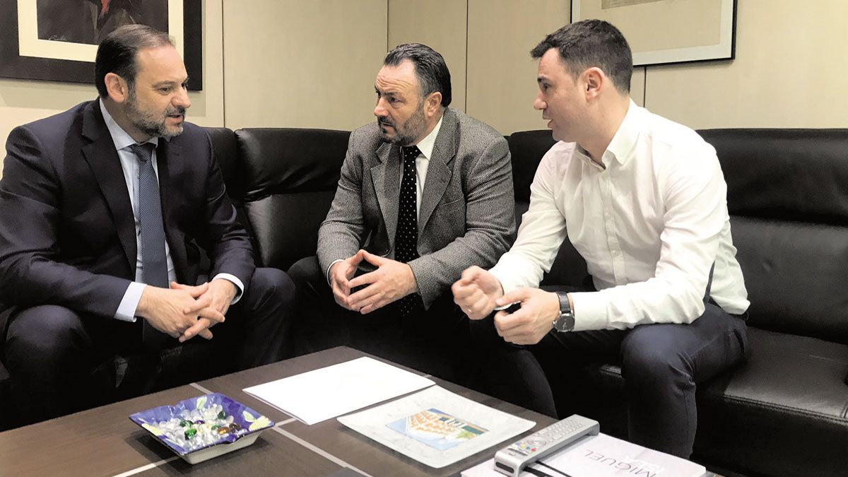 De izquierda a derecha, José Luis Ábalos, Eduardo Morán y Javier Cendón en un reunión anterior. | ICAL