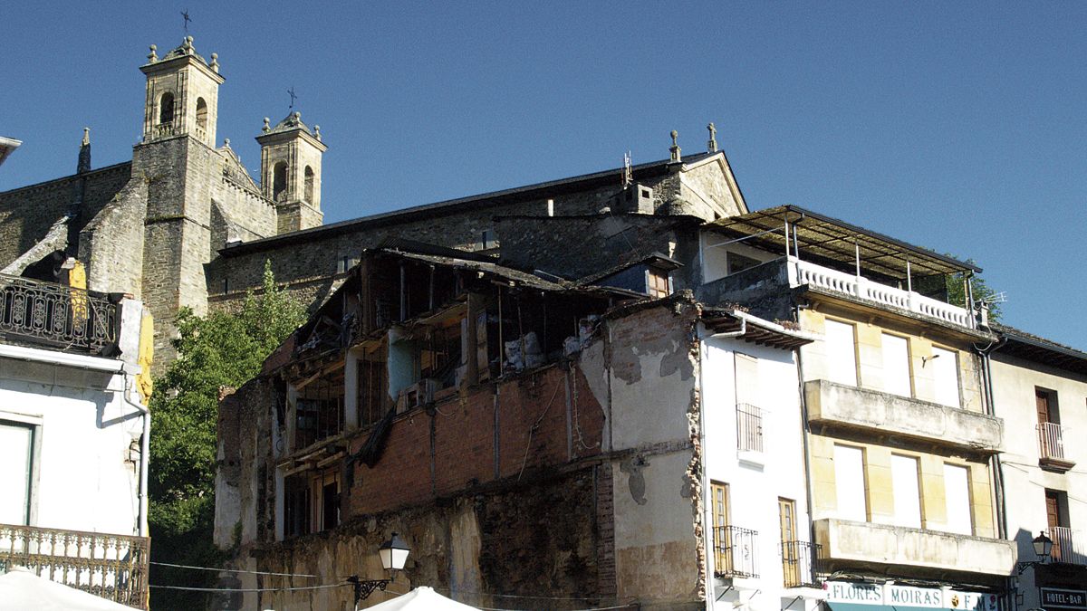 Imagen de la vivienda en ruinas en plena plaza Mayor de la localidad villafranquina. | R. CELA