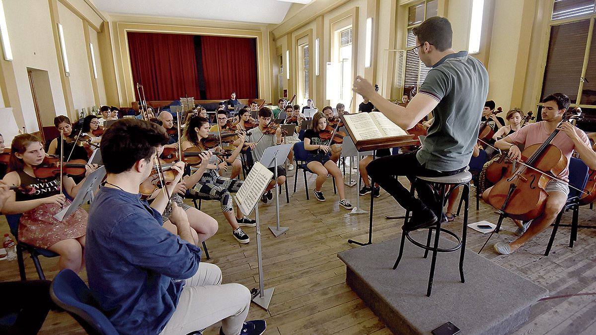 Unos setenta jóvenes, la más pequeña de 13 años, forman la JOL, una orquesta que se ha enfrentado en los últimos meses a un importante proceso de renovación. | SAÚL ARÉN