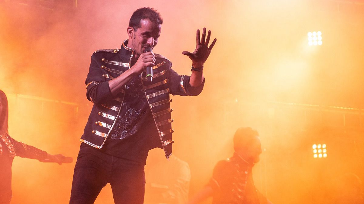 Diego García, de Villar de Mazarife, lleva desde los 16 años en los escenarios como cantante del Grupo Cañón. | FOTOS MUYO