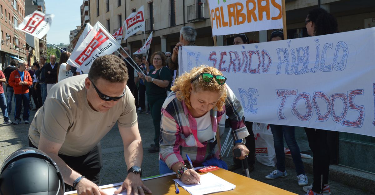 Recogida de firmas en favor de los trabajadores de las instalaciones municipales del campus.