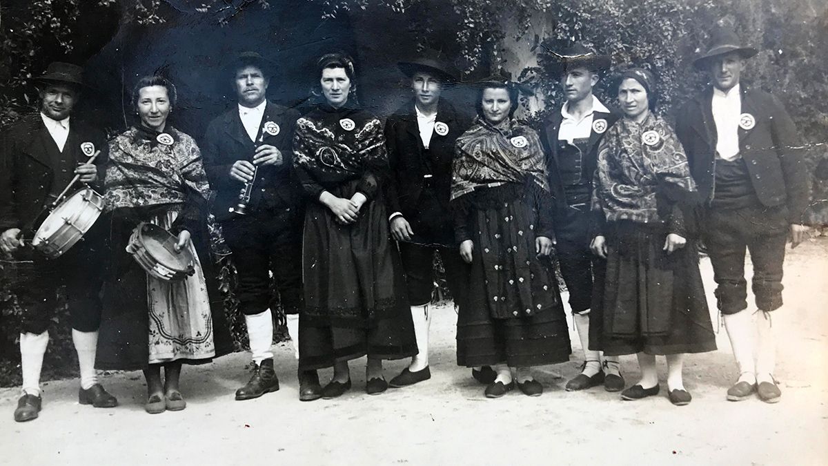 Grupo folclórico de La Sobarriba triunfador en Madrid en los años 40 y volvieron con 500 pesetas de posguerra. | L.N.C.