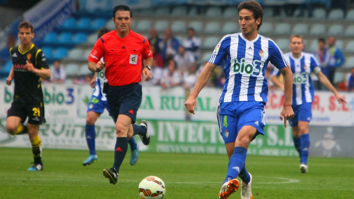 Lucas Domíngue conduce el balón durante el partido ante el Zaragoza en El Toralín. | CÉSAR SÁNCHEZ