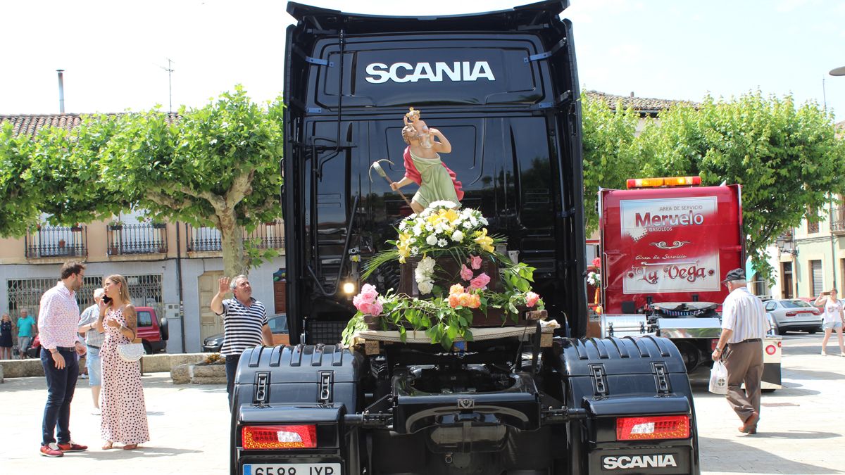 La imagen de San Cristóbal fue colocada en la parte trasera de uno de los camiones que desfilaron por Boñar. | ALFREDO HURTADO