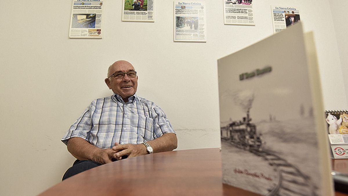 Julián González recordando las historias del Tren Burra. | SAÚL ARÉN