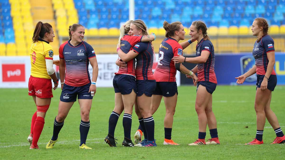 María Casado saluda al equipo ruso. | RUGBY RU