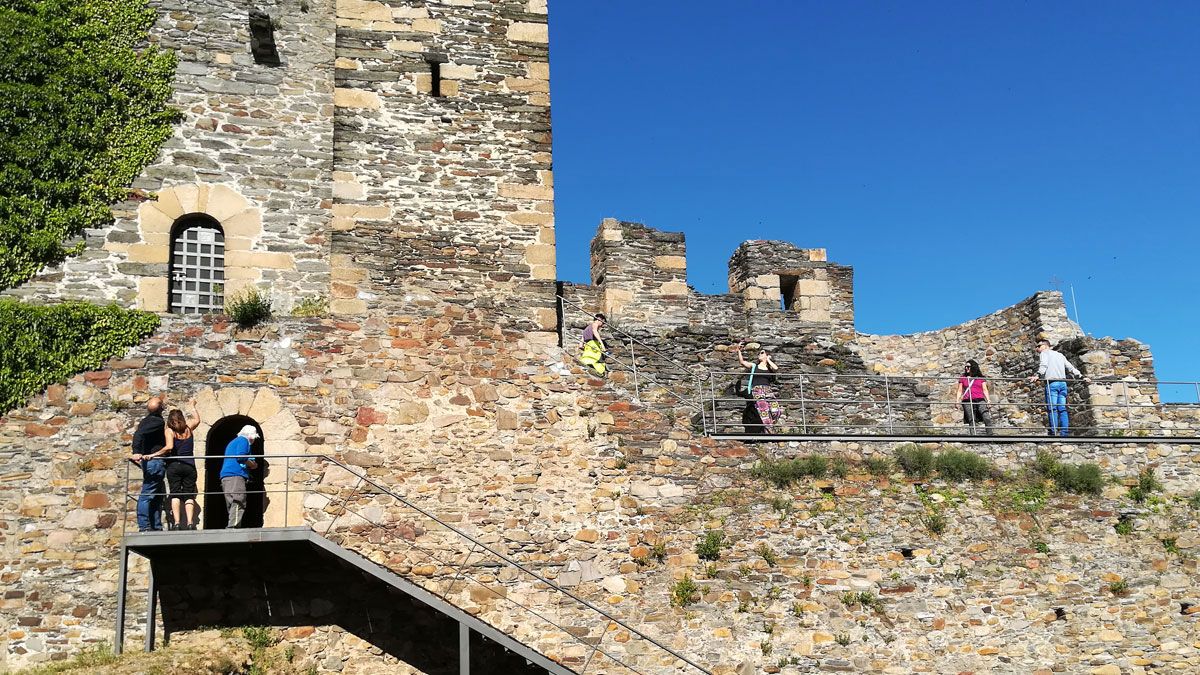 Turistas paseando por la zona del castillo viejo, dentro de la fortaleza templaria ponferradina. | D.M