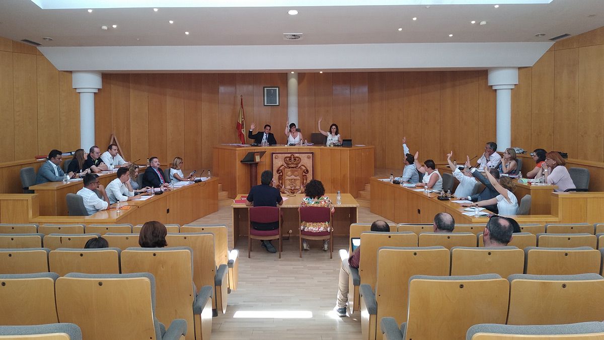 Momento del pleno celebrado este lunes en el Ayuntamiento de San Andrés en el que el PSOE vota a favor de las cuentas de 2019. | L.N.C.