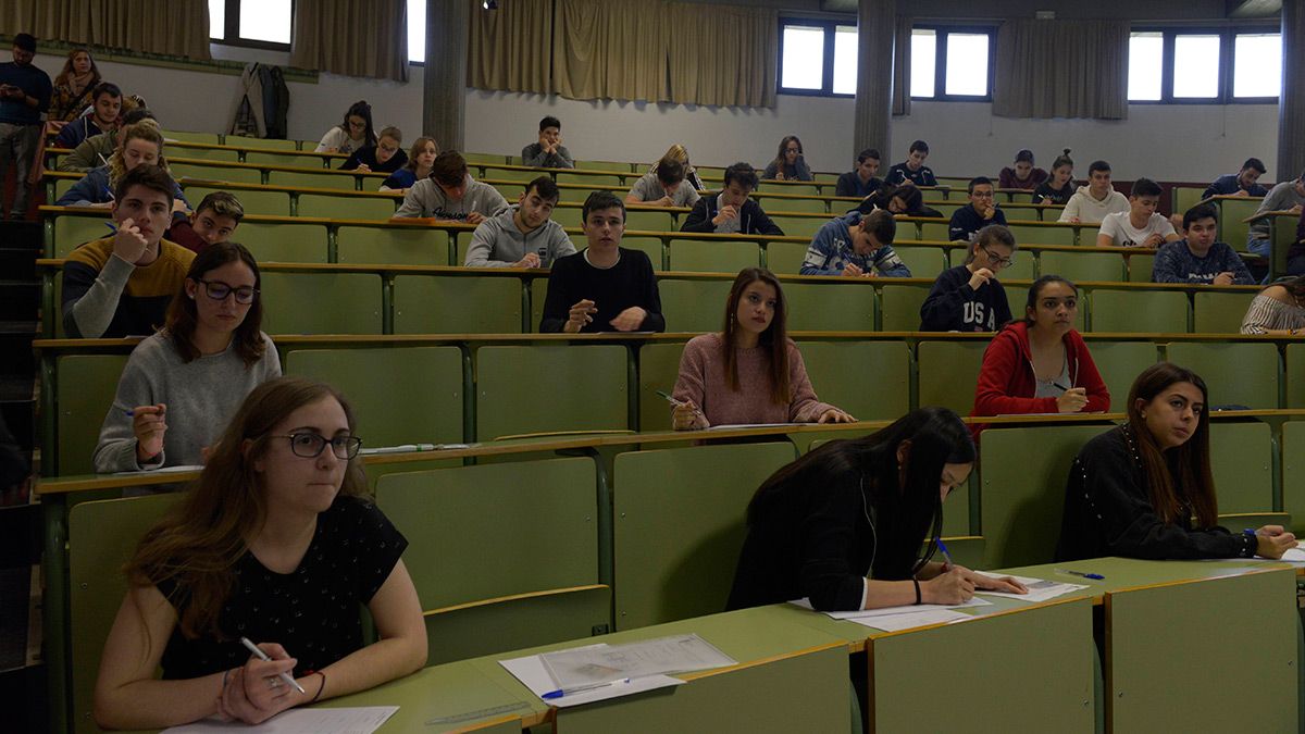 Decenas de alumnos al empezar un examen de ‘Selectividad’. | MAURICIO PEÑA
