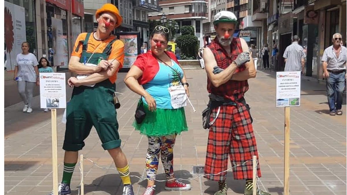 La llamativa Brigada ‘Clown Colillas’, el sábado en su acción ambiental en Ponferrada. | P.O.