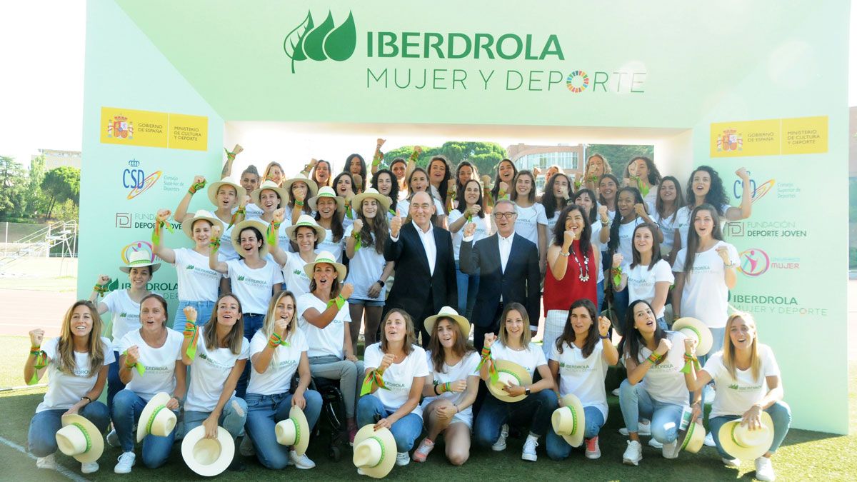 Foto de familia de los aprticipantes en el acto. | L.N.C.