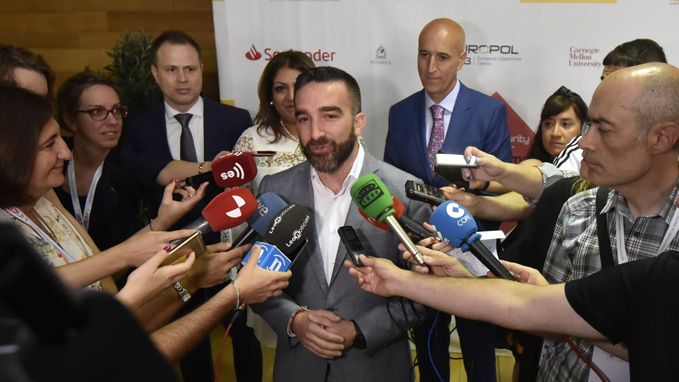 Francisco Polo atiende a los medios antes de la inauguración del Cibersecurity Summer Bootcamp; detrás, Alberto Hernández, Farah Urrutia y José Antonio Diez. | SAÚL ARÉN