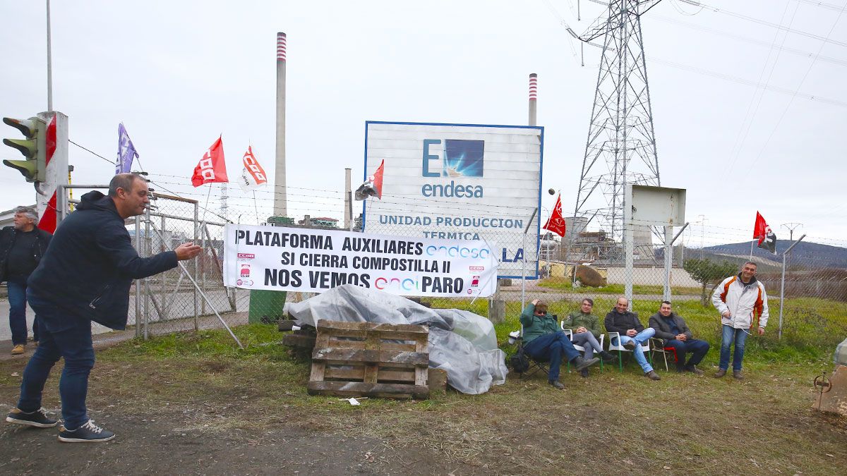 Trabajadores en el campamento, donde llevan instalados más de 150 días.