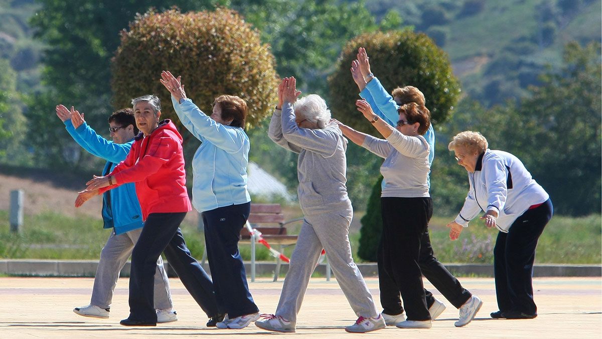 Personas mayores practicando deporte al aire libre en el Bierzo, en una imagen de archivo. | Ical