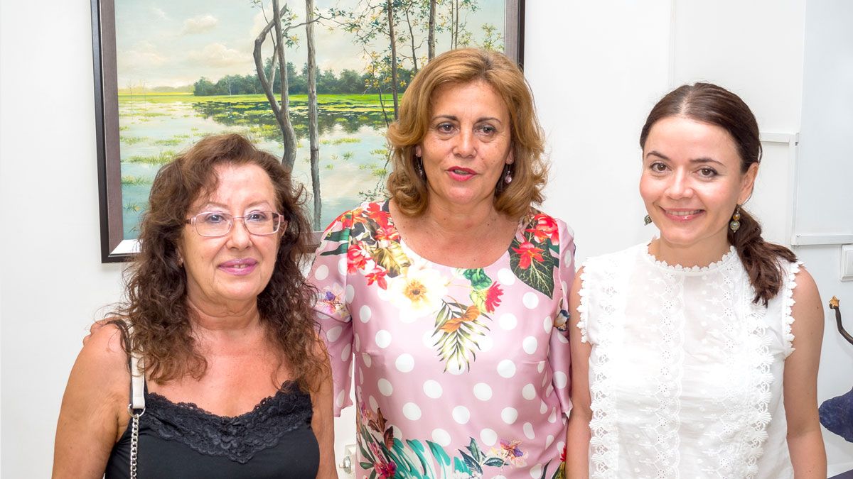 El directora de la galería Alemi con las dos artistas. | VICENTE GARCÍA
