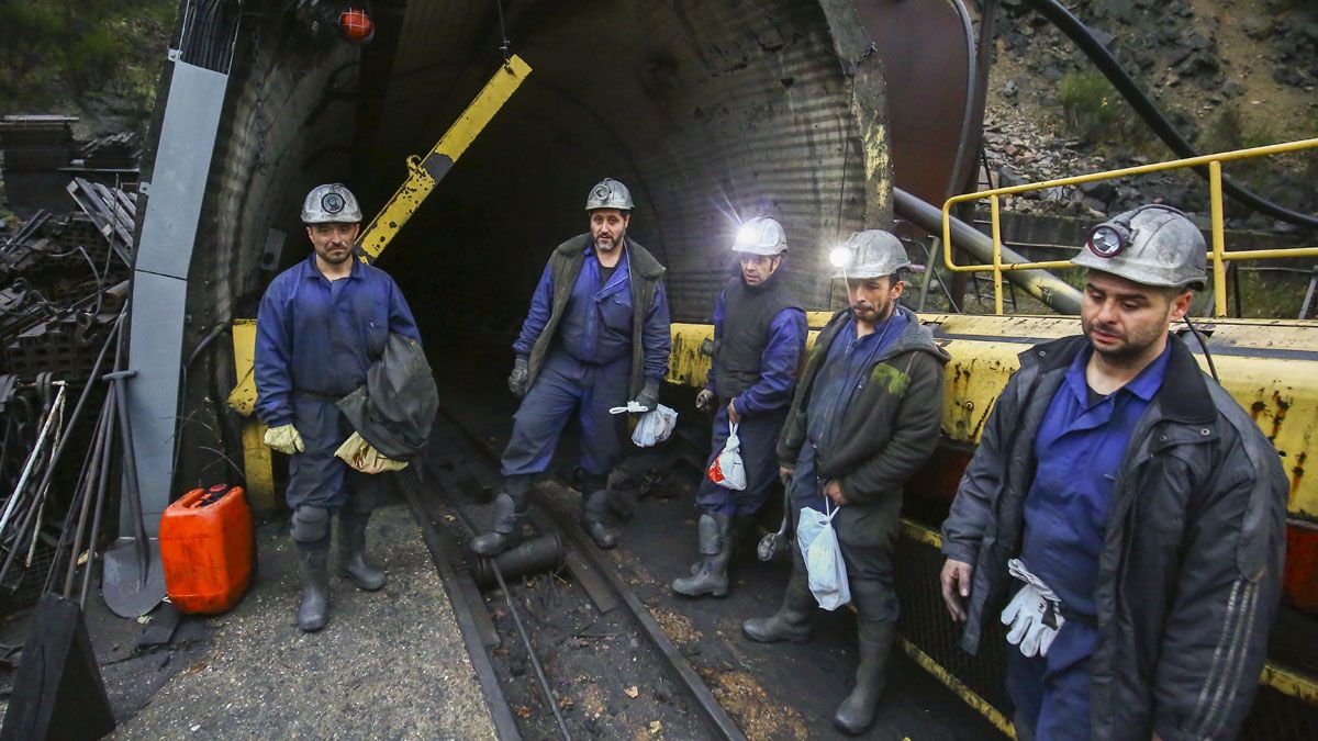 Imagen de archivo de la entrada de unos mineros a su último día de trabajo en una mina del Bierzo. | ICAL