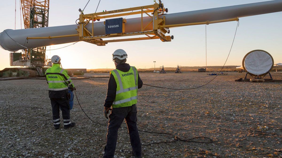 Dos operarios de Vestas trabajan en la colocación de la estructura de un aerogenerador. | L.N.C.