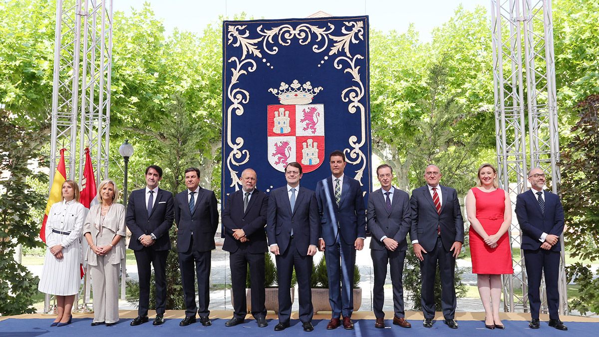 El presidente de la Junta, Alfonso Fernández Mañueco, junto a los consejeros del Gobierno tras tomar posesión de sus cargos. | ICAL