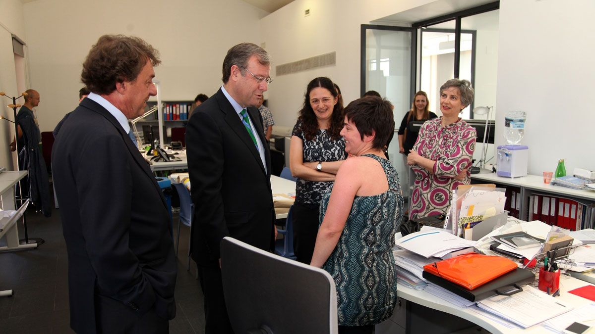 El alcalde de León, Antonio Silván, visitó ayer las instalaciones del Palacio de Don Gutierre. | CÉSAR