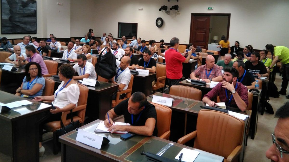Representantes de los auxiliares de Compostilla y otros conflictos laborales, este miércoles en el Congreso de los Diputados. | L.N.C