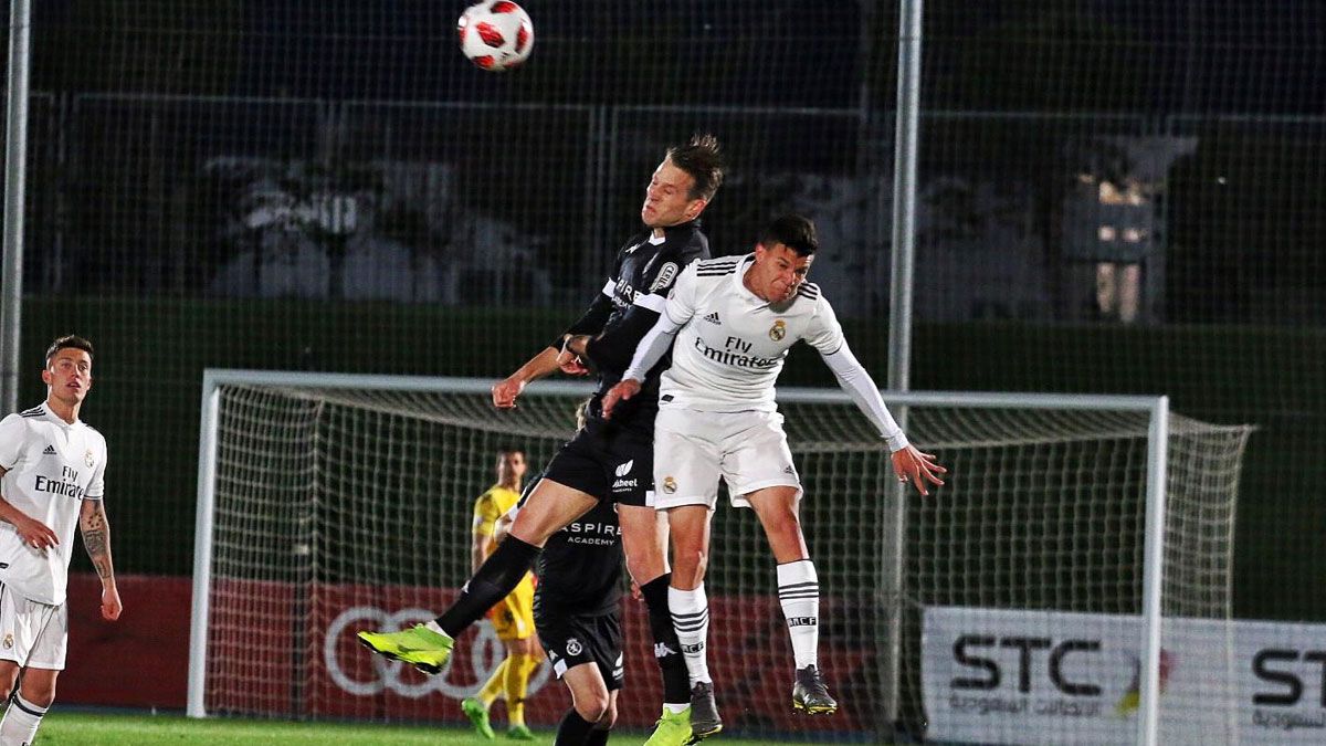 Augusto busca un balón aéreo contra Señé el año pasado. | CYDLEONESA