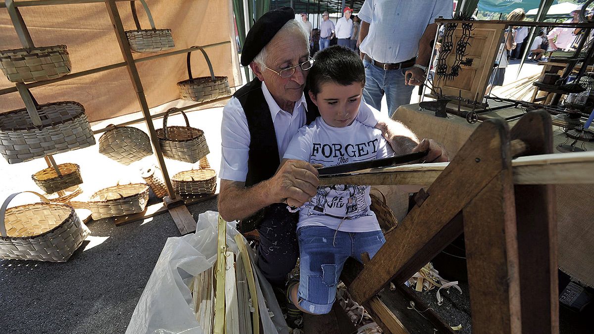 La artesanía, los antiguos usos y las tradiciones son los protagonistas en Murias de Paredes. | DANIEL MARTÍN