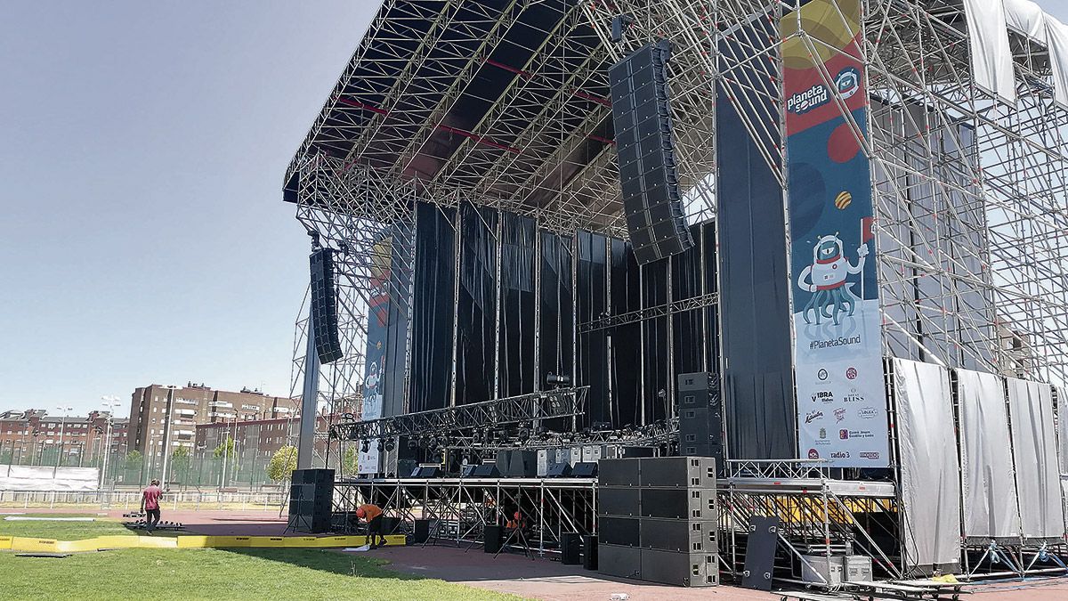 Trabajos para preparar el Planeta Sound Festival de Ponferrada. | L.N.C. Trabajos para preparar el Planeta Sound Festival de Ponferrada. | L.N.C.