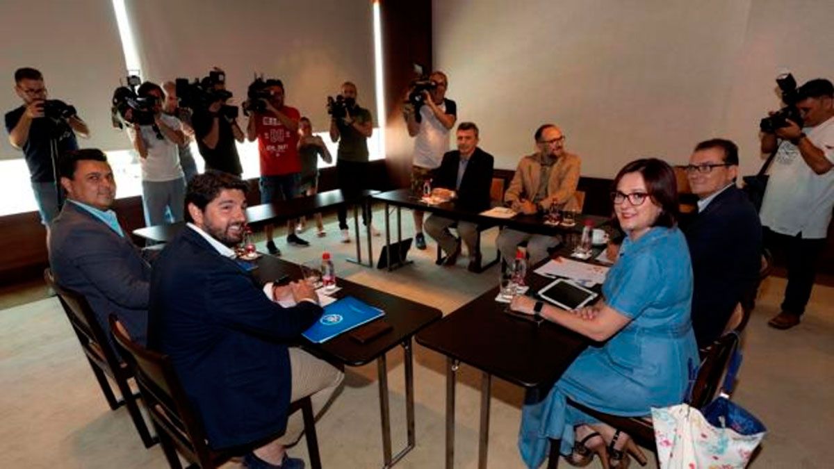 Equipos negociadores de PP, Cs y Vox durante una reunión en Murcia. | ABC.ES